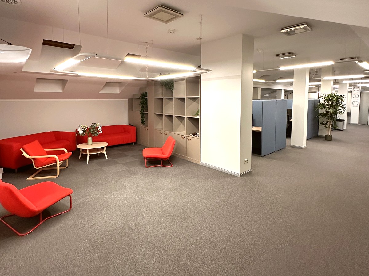 CEOFLIGHTS office panorama with lounge and workstations