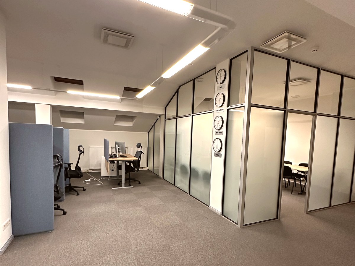 Glass partitions and workspace layout